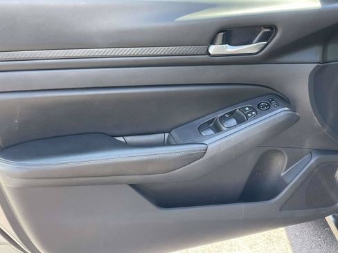 Used 2025 Nissan Altima 2.5 SV FWD image 15