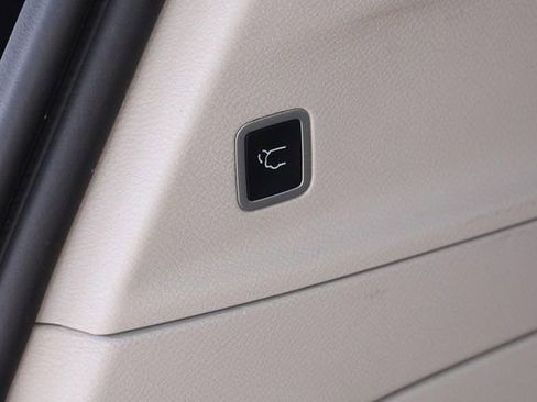 Used 2023 Chrysler Voyager LX image 8