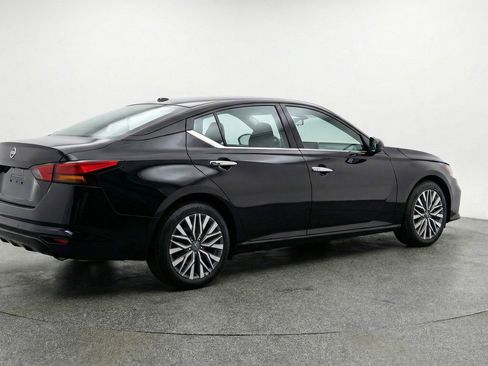 Used 2025 Nissan Altima 2.5 SV image 9