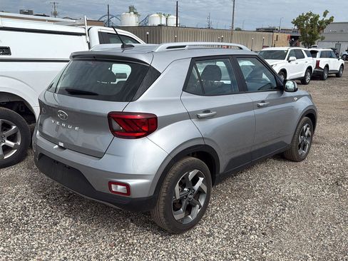 Used 2024 Hyundai Venue SEL FWD image 9