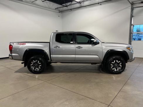 Used 2016 Toyota Tacoma TRD Off-Road image 2