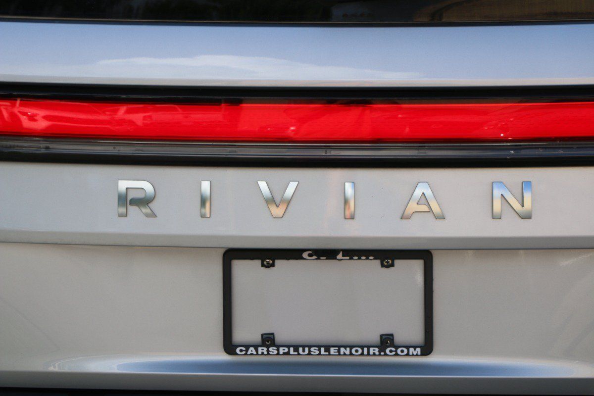 Used 2025 Rivian R1S Adventure Dual AWD/4WD image 5