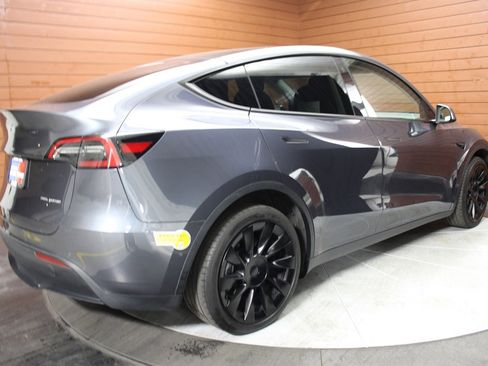 Used 2022 Tesla Model Y Long Range image 22