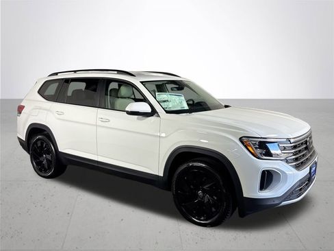 New 2025 Volkswagen Atlas SE image 4