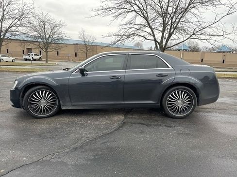 Used 2016 Chrysler 300 Limited image 2