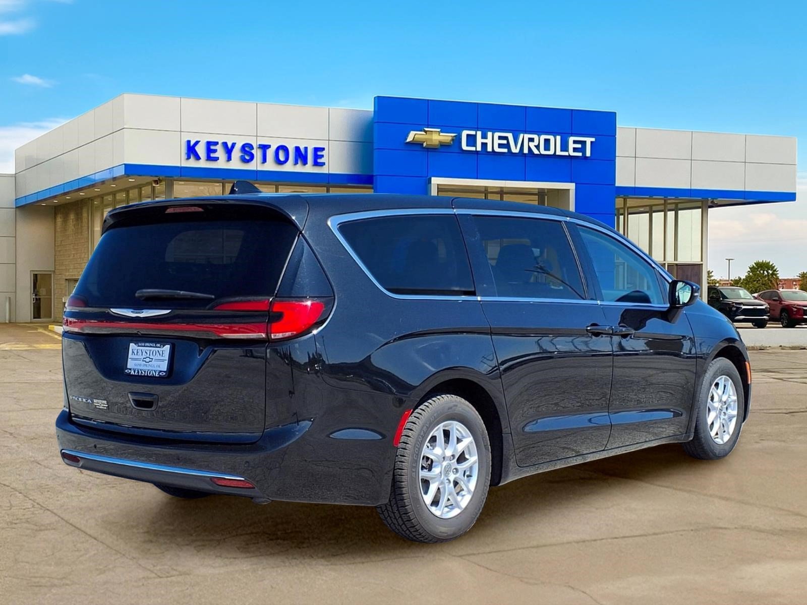 Used 2023 Chrysler Pacifica Touring-L FWD image 7
