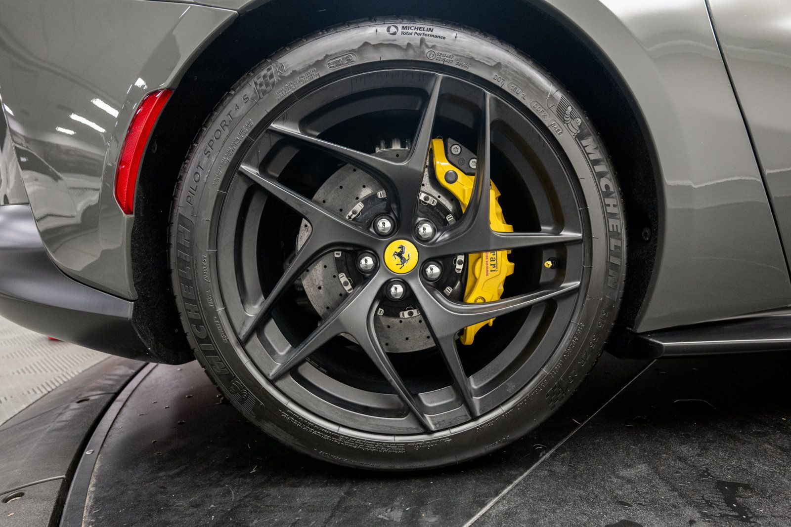 Used 2020 Ferrari 812 Superfast RWD image 43
