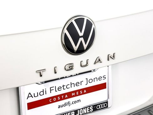 Used 2023 Volkswagen Tiguan SE w/ Panoramic Sunroof Package image 9