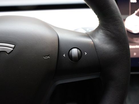 Used 2023 Tesla Model Y Performance image 39