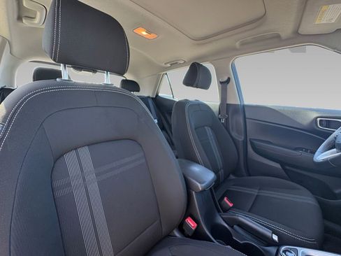 Used 2024 Hyundai Venue SEL image 7