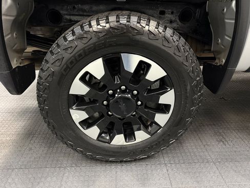 Used 2020 Chevrolet Silverado 2500 Custom w/ Custom Value Package image 11