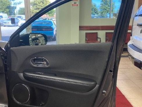 Used 2022 Honda HR-V EX image 11
