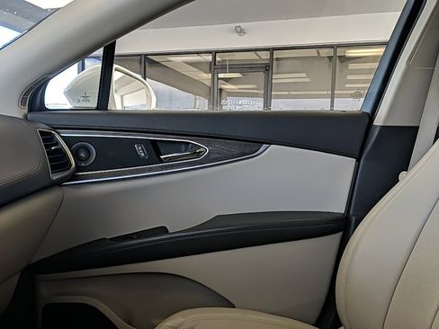 Used 2020 Lincoln Nautilus Reserve image 21