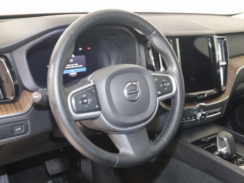 Used 2022 Volvo XC60 B5 Momentum image 6