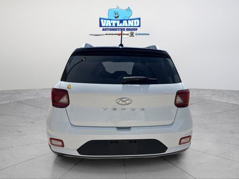 Used 2023 Hyundai Venue Limited FWD image 9