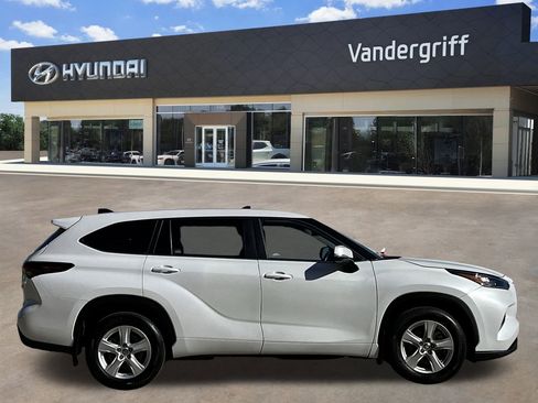 Used 2024 Toyota Highlander LE image 3