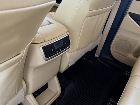 Used 2019 Toyota Highlander XLE image 28