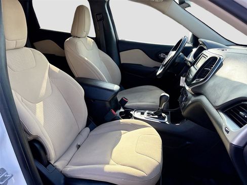 Used 2017 Jeep Cherokee Latitude image 28