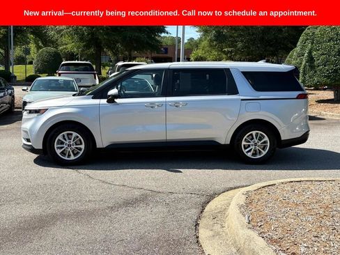 Used 2022 Kia Carnival LX FWD image 3