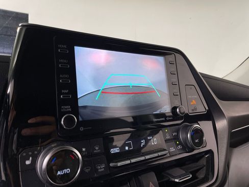 Used 2022 Toyota Highlander XLE AWD/4WD image 21