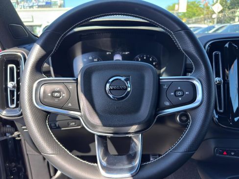 Used 2021 Volvo XC40 T5 R-Design w/ Climate Package image 18