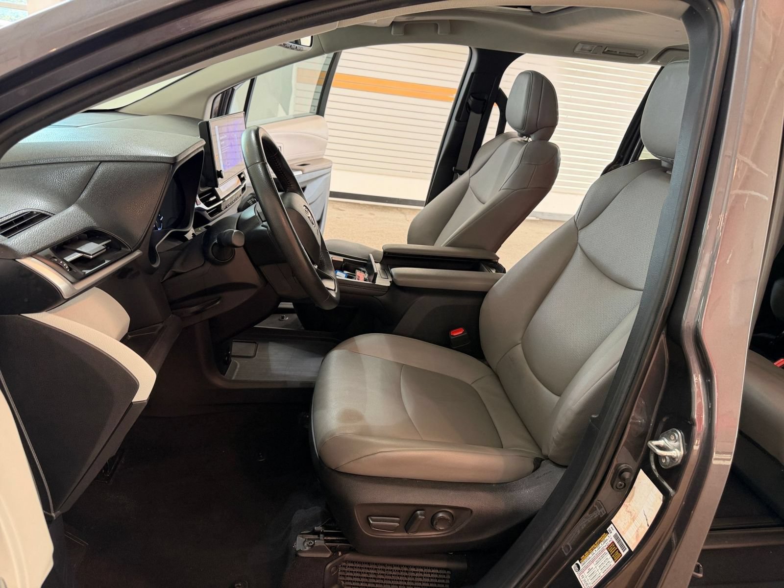 Used 2025 Toyota Sienna XLE FWD image 27