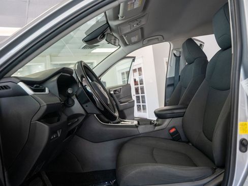 Used 2021 Toyota RAV4 LE AWD/4WD image 9