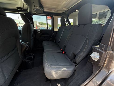 Used 2025 Jeep Wrangler Unlimited Sahara AWD/4WD image 25