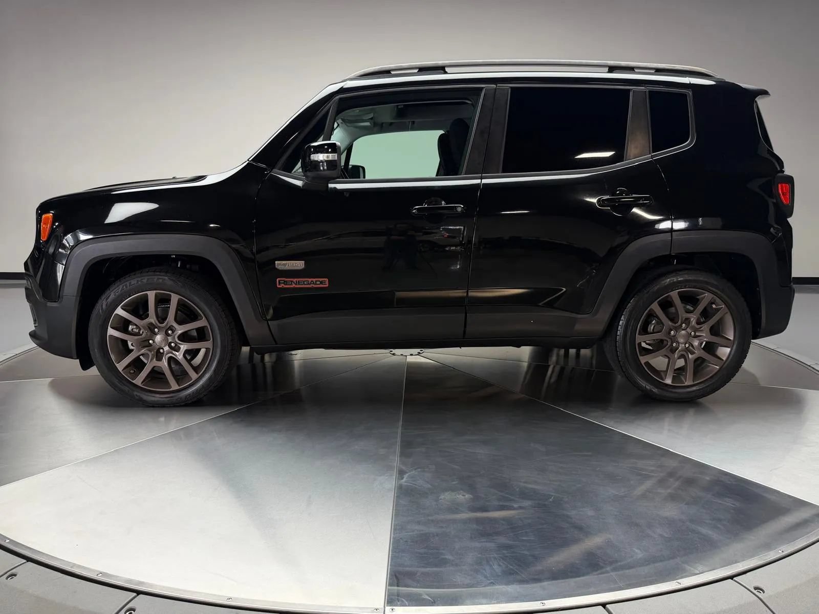 Used 2016 Jeep Renegade 75th Anniversary FWD image 4
