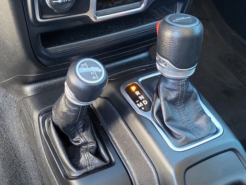 Used 2023 Jeep Gladiator Sport image 16