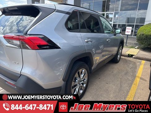 Used 2022 Toyota RAV4 XLE Premium image 2