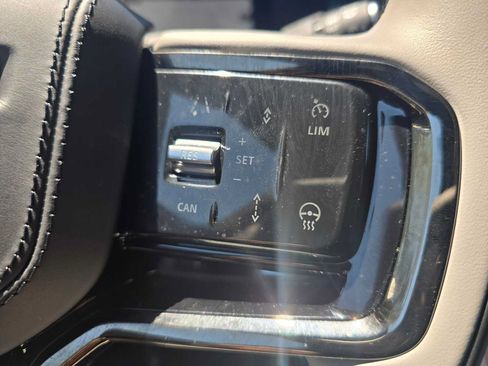 Used 2026 Land Rover Range Rover Velar Dynamic SE AWD/4WD image 33