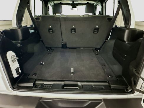 Used 2025 Jeep Wrangler Sahara image 29