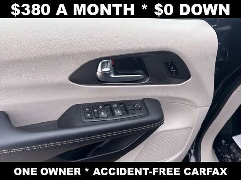 Used 2024 Chrysler Pacifica Touring-L FWD image 11
