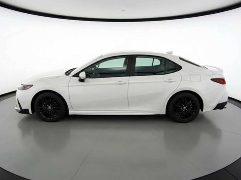 Used 2025 Toyota Camry SE image 3