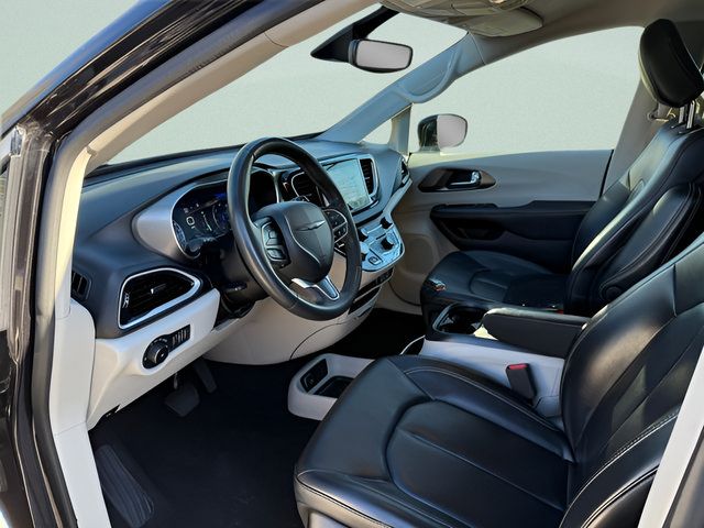 Used 2024 Chrysler Pacifica Touring-L FWD image 4
