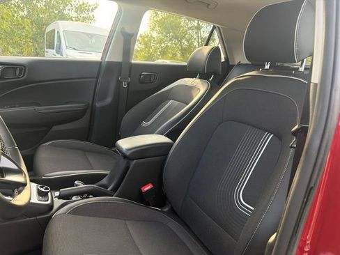Used 2024 Hyundai Venue Limited FWD image 17