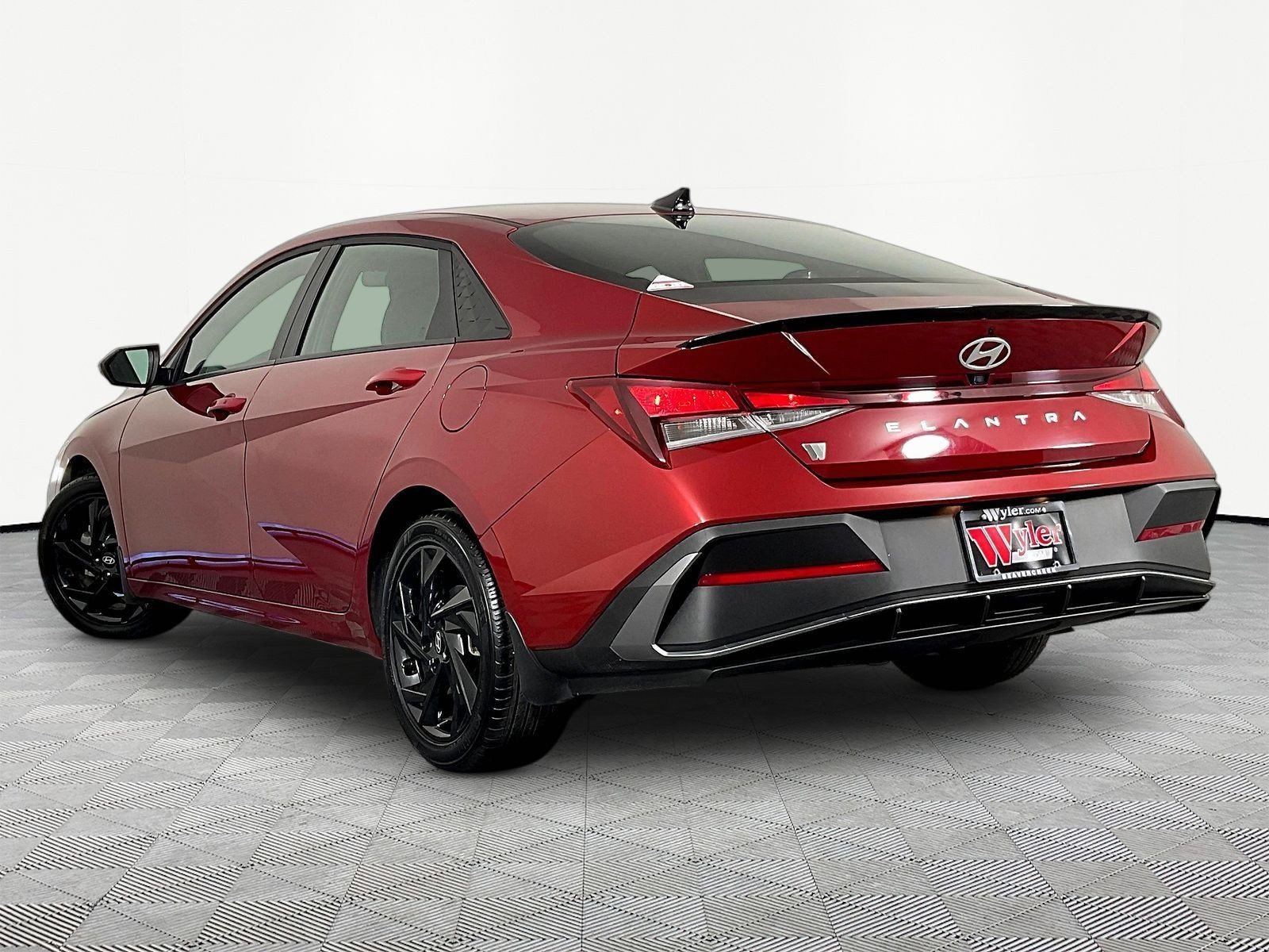 Used 2026 Hyundai Elantra Sport FWD image 4
