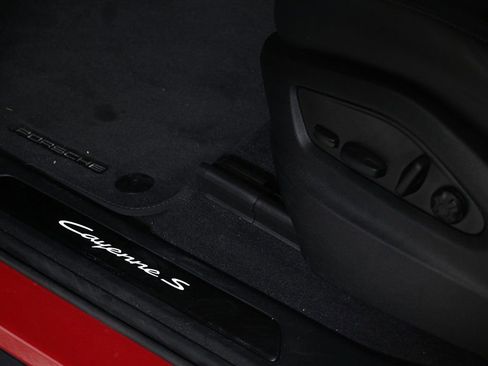 Certified 2025 Porsche Cayenne S image 25