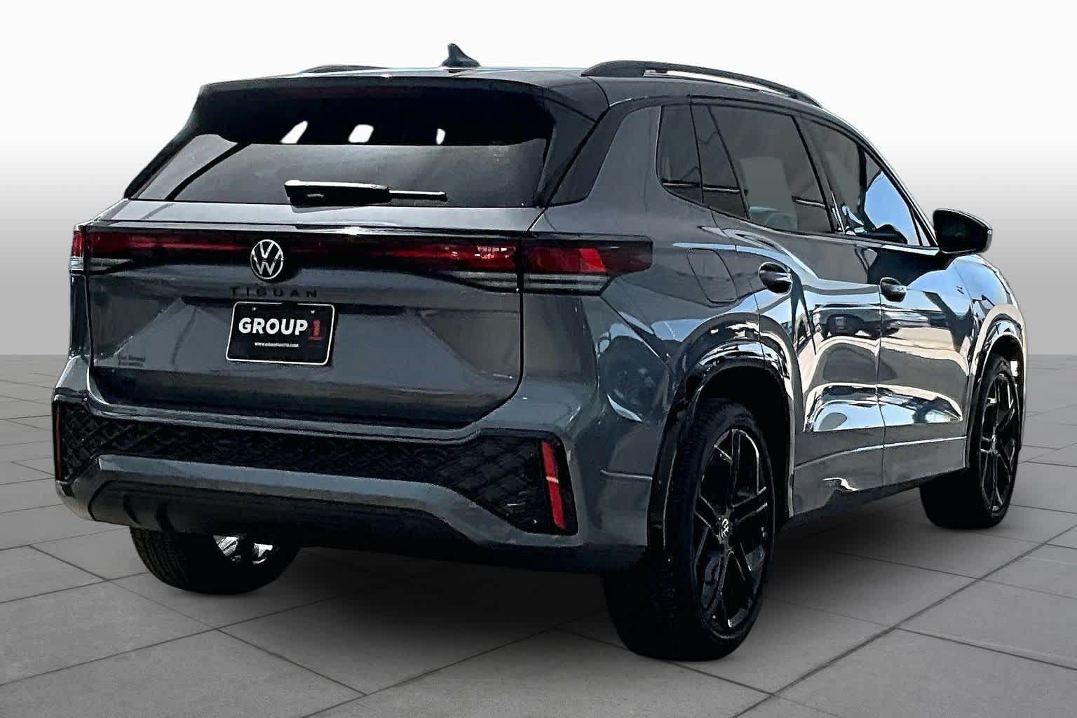 Used 2025 Volkswagen Tiguan SE R-Line FWD image 13