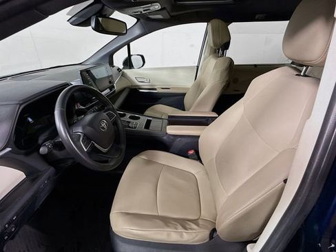 Used 2022 Toyota Sienna XLE image 19