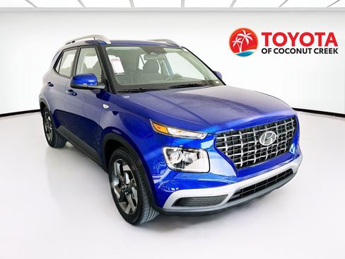 Used 2025 Hyundai Venue SEL FWD image 1