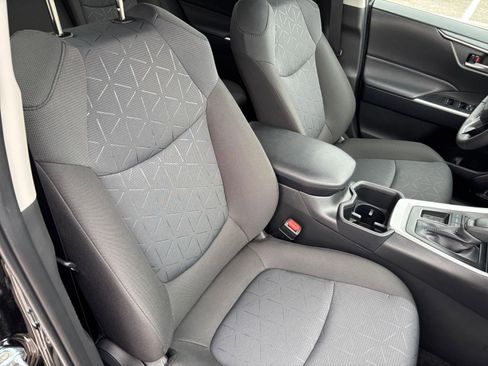 Used 2025 Toyota RAV4 XLE image 36