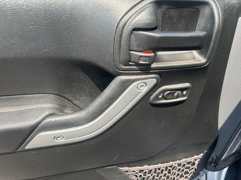 Used 2017 Jeep Wrangler Unlimited Sahara w/ Connectivity Group AWD/4WD image 9
