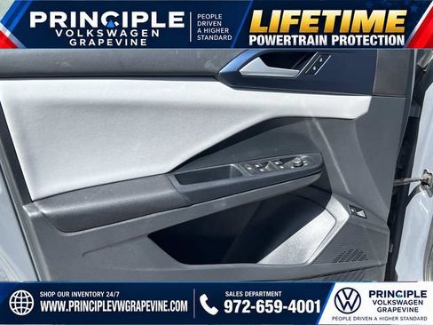 Used 2023 Volkswagen Taos SE w/ Panoramic Sunroof Package FWD image 10