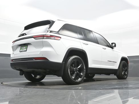 Used 2023 Jeep Grand Cherokee Altitude image 31