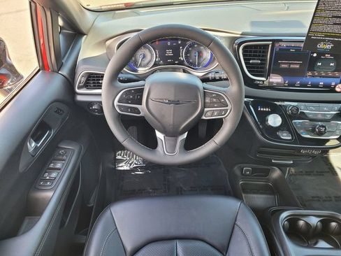 Used 2025 Chrysler Pacifica Select FWD image 7