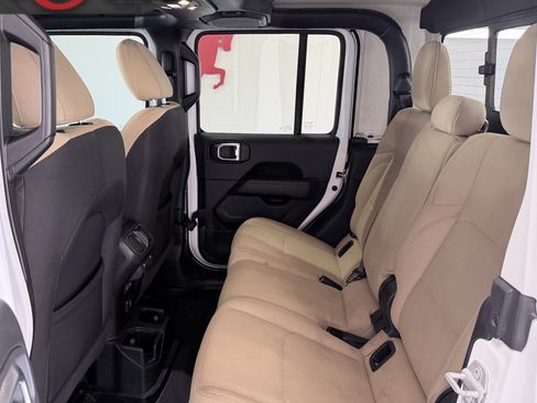Used 2020 Jeep Gladiator Overland AWD/4WD image 14