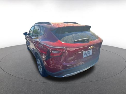 Used 2025 Chevrolet Trax LT image 2