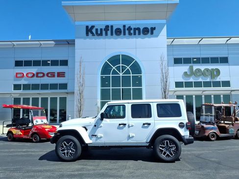 Used 2026 Jeep Wrangler Unlimited Sahara w/ Dual Top Group AWD/4WD image 1